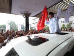 Prabowo Dihiasi Parade Perkusi dan Tarian saat Tiba di Bandung