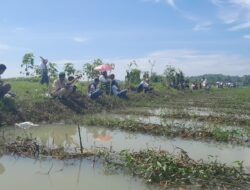 Caleg DPR RI Dapil Jabar X Rokhmat Ardiyan Menarik Perhatian dengan Suaranya saat Mancing di Pangandaran