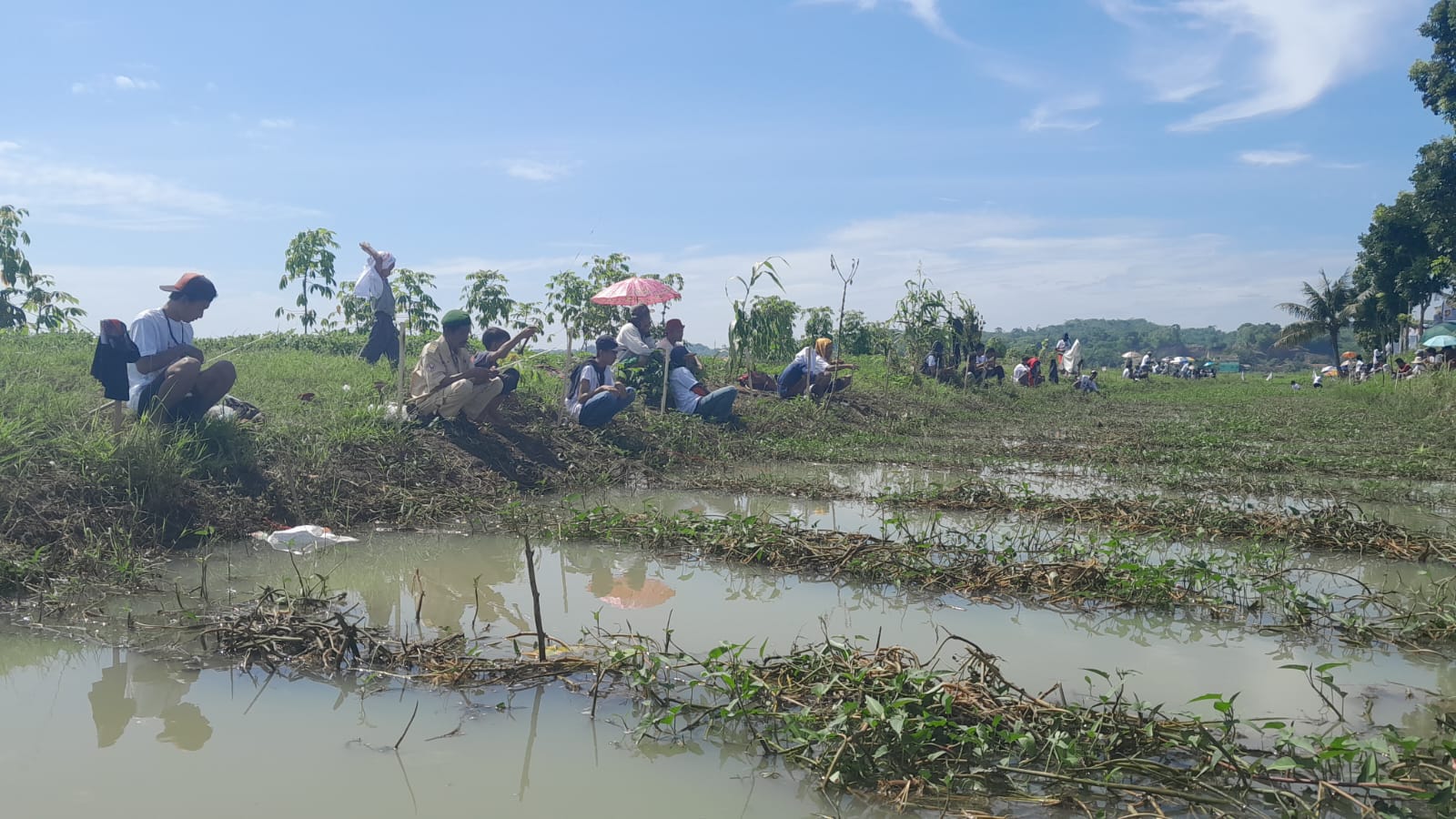 Caleg DPR RI Dapil Jabar X Rokhmat Ardiyan Menarik Perhatian dengan Suaranya saat Mancing di Pangandaran