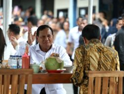 Jokowi and Prabowo Enjoy Bandongan Meatball at Kiosk in Magelang, Central Java