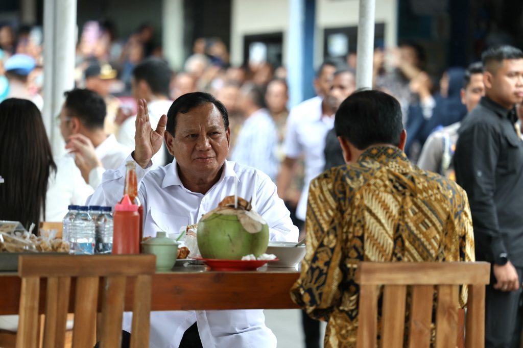 Jokowi and Prabowo Enjoy Bandongan Meatball at Kiosk in Magelang, Central Java