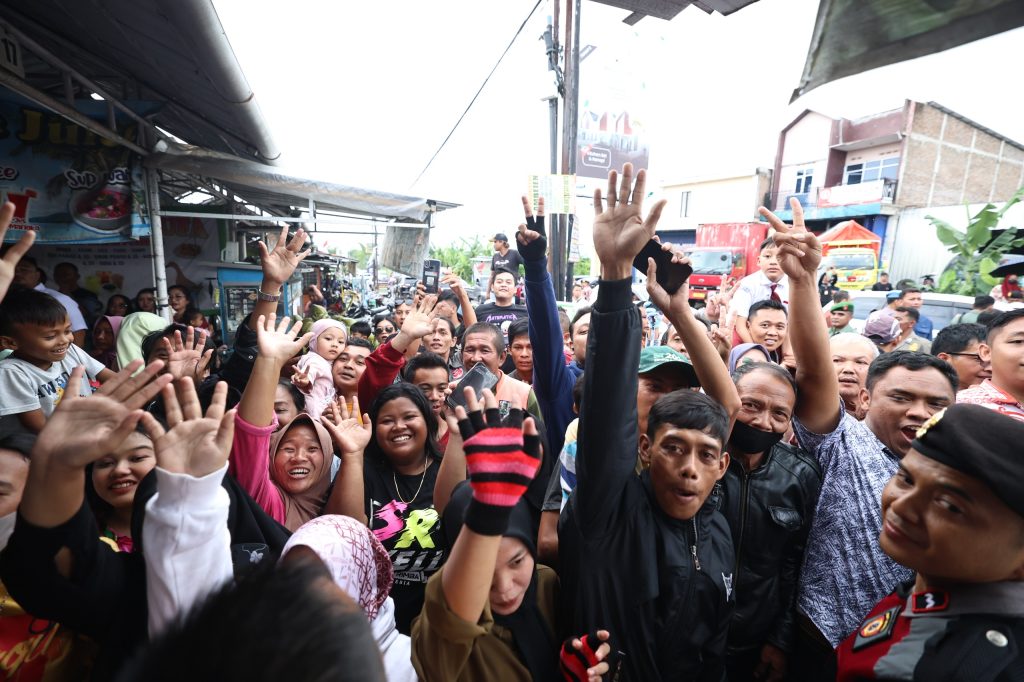 Ratusan Warga Jateng Antusias Saksikan Jokowi dan Prabowo Makan Bakso Bareng: Semoga Tetap Terhubung dengan Rakyat