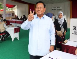 Prabowo Subianto Memilih di TPS 033 Bojong Koneng, Berpose dengan Salam Dua Jari