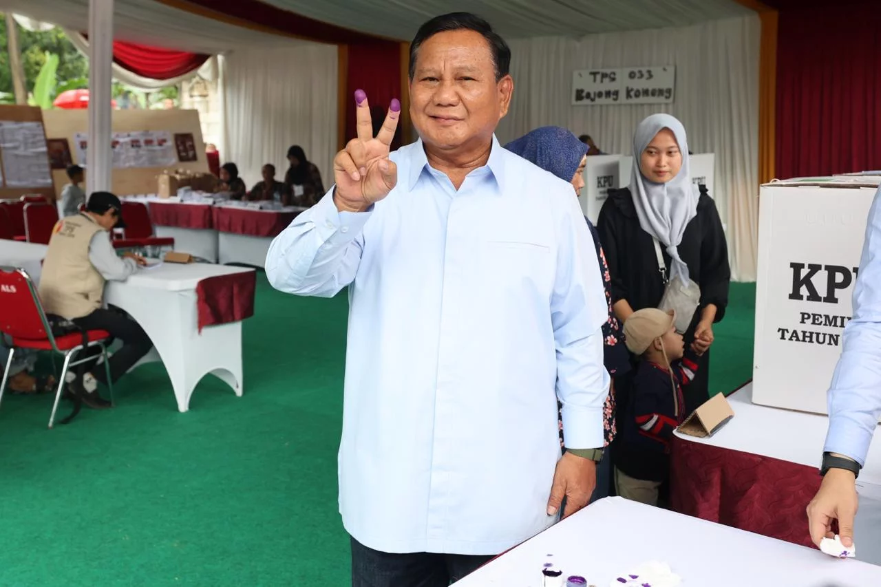 Prabowo Subianto Memilih di TPS 033 Bojong Koneng, Berpose dengan Salam Dua Jari