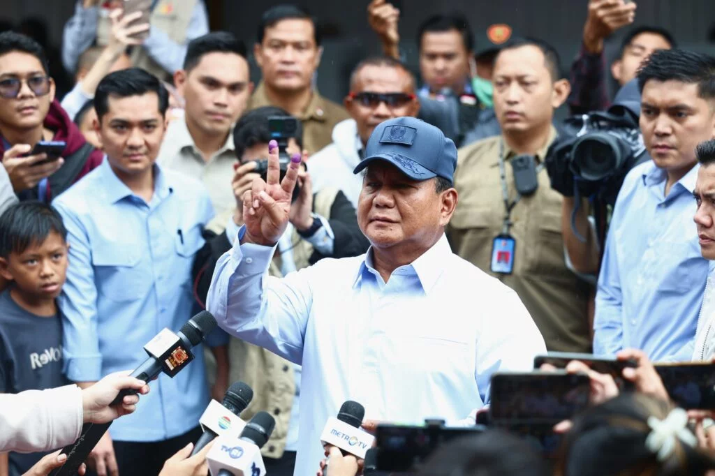 Prabowo Subianto Menggunakan Hak Pilihnya di TPS dengan Komitmen untuk Memilih Sesuai Nurani, Menjaga TPS, Menjaga Ketertiban, dan Menciptakan Suasana Damai serta Sejuk