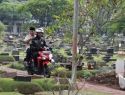 Prabowo Subianto Disambut Ratusan Warga Saat Ziarah ke Makam Sang Ayah Setelah Pemilu dengan Menggunakan Motor