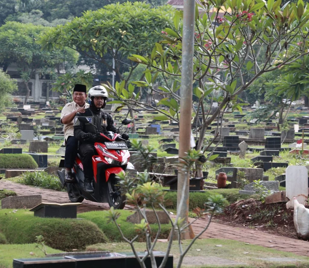 Prabowo Subianto Disambut Ratusan Warga Saat Ziarah ke Makam Sang Ayah Setelah Pemilu dengan Menggunakan Motor