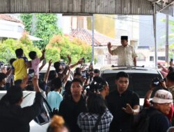 Prabowo Subianto Diterima Hangat oleh Ratusan Warga Saat Ziarah ke Makam Habib Ali Kwitang