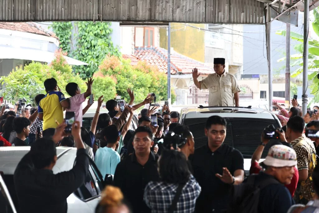 Prabowo Subianto Diterima Hangat oleh Ratusan Warga Saat Ziarah ke Makam Habib Ali Kwitang