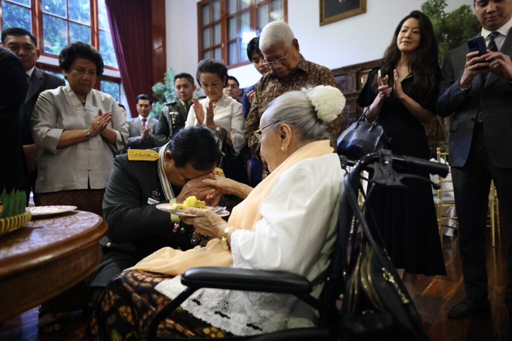 Prabowo Syukuran dan Sungkem ke Sukartini Djojohadikusumo Setelah Dianugerahi Jenderal Bintang 4