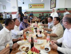 Prabowo Subianto Mampir Makan Bakso di Cimahi, Berduet dan Disambut Meriah oleh Warga