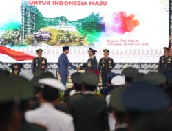 Prabowo Menerima Penghargaan Jenderal Bintang 4 dari Presiden Jokowi