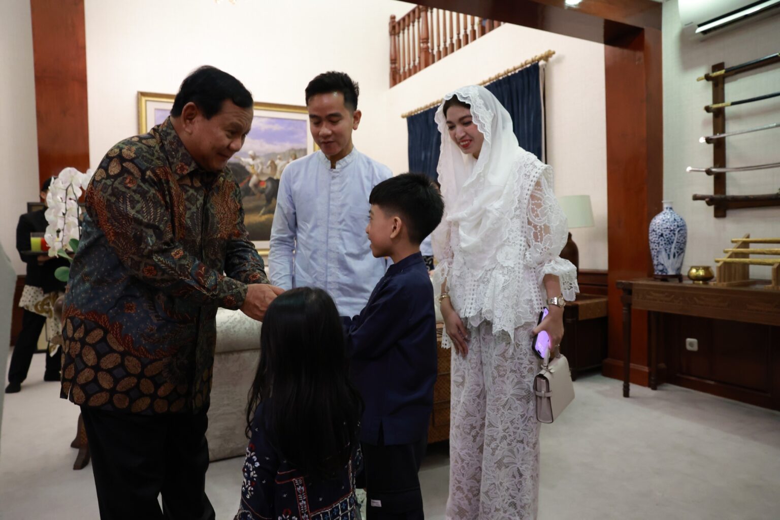 Halal Bihalal Sebagai Momen Penuh Tawa antara Prabowo Subianto dan Gibran Rakabuming Raka bersama Keluarga