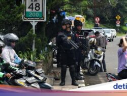 Personel Brimob Memastikan Keamanan Jalur Wisata Puncak Bogor