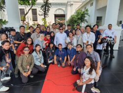 Prabowo Subianto Poses for a Group Photo with Palace Reporters, Sporting Sunglasses