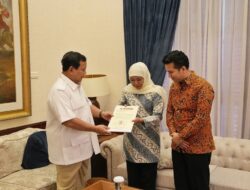 Prabowo Subianto hands over a recommendation letter for the candidate for East Java Governor