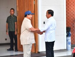 Prabowo Subianto Mendekati Jokowi di Halim, Sampaikan Ucapan Selamat Ulang Tahun secara Langsung