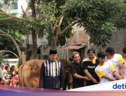 Anies Membunuh Sendiri Sapi Kurban di Masjid Babul Khoirot Jakarta Selatan