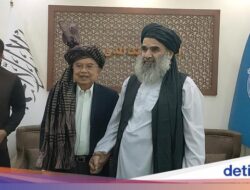 Menteri Pendidikan di Afghanistan Mengenakan JK Serban