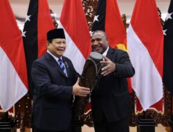 Tender Moments as Prabowo Subianto Says Goodbye to the Prime Minister of Papua New Guinea After a Visit to the Ministry of Defense