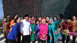 Prabowo Subianto Takes a Selfie with Iriana and Mothers at IKN in a Fun Moment