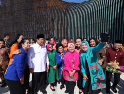 Prabowo Subianto Takes a Selfie with Iriana and Mothers at IKN in a Fun Moment