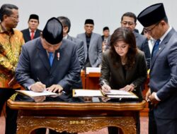 All Factions Attend and Offer Prayers in Prabowo Subianto’s Final DPR Session