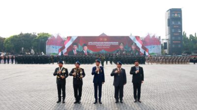 Jokowi dan Prabowo Subianto Naik Bersama di Jeep Pindad untuk Memeriksa Pasukan pada Upacara Keamanan Pelantikan Presiden