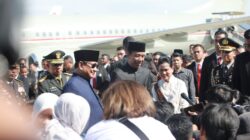 Prabowo Subianto accompanies Jokowi to Halim and wishes him the best for his future.