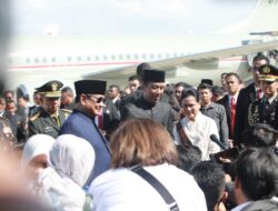 Prabowo Subianto accompanies Jokowi to Halim and wishes him the best for his future.