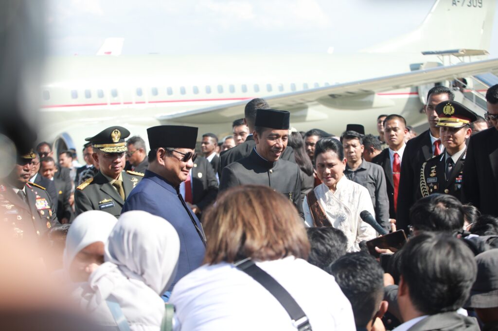 Prabowo Subianto accompanies Jokowi to Halim and wishes him the best for his future.