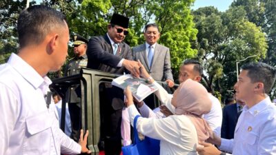 Tears of Happiness and Prayers as People Meet Prabowo Subianto: “I Finally Received His Autograph”